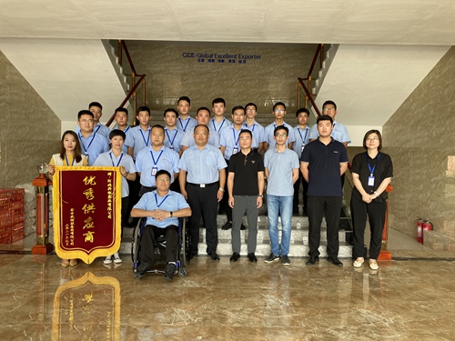 鑫方盛集團授河北鑫方略錦旗